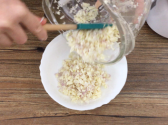 step2: 將蒜蓉及紅葱頭搞碎或切粒。