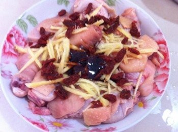 step1: 把雞全腿洗淨剁塊，燙過燒水待用。