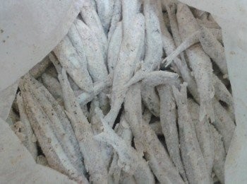 step2: 將麵粉，黑胡椒粉，鹽，紅椒粉及辣椒粉拌勻，放入食物袋內，加入銀魚，讓銀魚沾滿粉