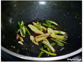 step5: 撈起魚肉之後，將鍋內多餘的油倒在另一個碗內，以後煎魚時可以，使用同一鍋放入剛巳先炸至微焦的薑蔥稍加拌炒再次逼出香氣