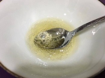 step3: 魚膠片用水浸軟後瀝乾，用熱水座住個碗，再加2湯匙水落魚膠片攪至完全溶解