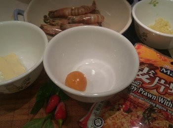 step1: 先將咸蛋黃蒸約15分鐘後壓碎, 辣椒仔切片, 蒜頭琢蓉, 蝦背切一刀然後挑出蝦腸備用。