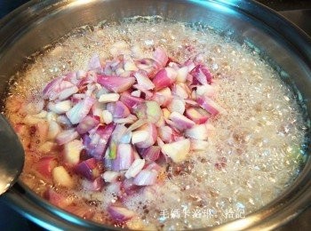 step3: 起油鍋，將紅蔥頭瀝乾水份放入油鍋炸