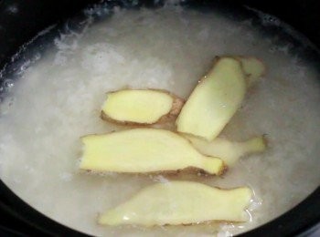 step5: (重點!!!) 大火把水燒開, 加入洗好的米, 略為舖平, 加上薑片, 蓋上鍋蓋。
調至中小火。
計算時間, 從這一刻開始。