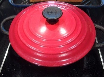 step5: 秘訣之一:當荷包蛋邊緣有焦酥狀時,從鍋緣邊加入一小匙的開水到鍋裡,馬上蓋上鍋蓋,製造水蒸汽將荷包蛋的蛋白凝結,而蛋黃並未熟透,水蒸氣煮至揮發後即可熄火。(時間約30秒左右)ps:請選用安全無藥物殘留的有機蛋為佳。這就是我愛的"月見蛋"