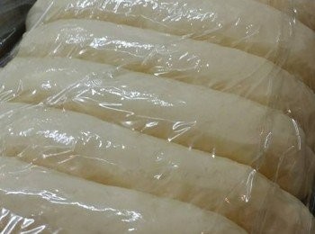 step3: 15分鐘後把粉團分別卷成長條形，排好，中間可預留1cm空間，這樣2發時不會太擠而形成有些彎曲