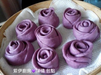 step7: 將玫瑰饅頭放入蒸籠, 保持一定距離, 將蒸籠放在滾水鑊上面, 上蓋子作第二次發酵(~20mins)