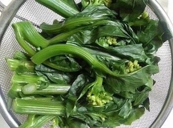 step3: 用滾水煮芥蘭心1分鐘，然後盛起待涼後和意粉一起盛載。