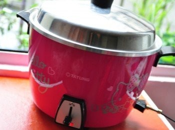 step2: 取一量杯米放入0.8刻度(約1大碗飯分量)，加入適量清水，手指呈現爪抓型，快速繞圓形約5圈，將洗米水倒出，重複3~5次至洗米水不濁，再以1:1水量加入內鍋，外鍋1量杯水蒸煮至跳起悶個5分鐘即可