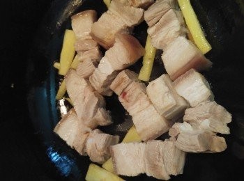 step2: 五花腩原條跑活水, 取出洗淨血水,切成每件約麻雀大小。