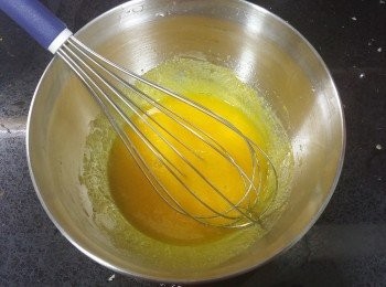 step2: 再倒入班蘭汁及菜油拌勻