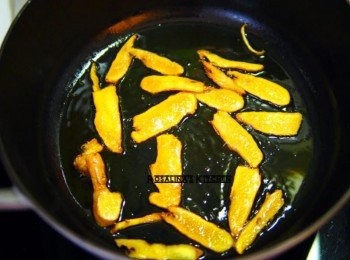 step3: 3.煸到薑片變白些，如圖這個程度。