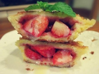 step8: 酥脆的吐司.微微的蛋香包裹著酸甜的草莓~搭配香濃的鷹牌鍊奶.幸福好滋味