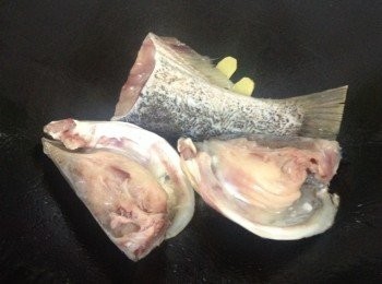 step1: 魚頭魚尾買回來時先用鹽醃片刻。