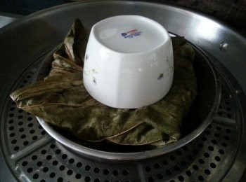 step6: 將荷葉包上,用一隻碗或碟壓住包口.水滾放入蒸籠,大火蒸13分鐘