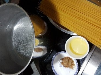 step1: 先煮意大利粉:煮滾水約1500g,落意大利粉,加鹽1茶匙,砂糖1茶匙,油1湯匙煮8分鐘(其間不用蓋上蓋)