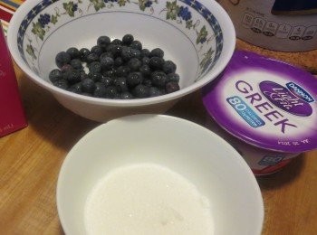 step1: 蓝莓冲洗好，酸奶中加40克糖；