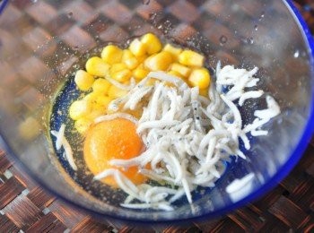 step4: 再將吻仔魚、雞蛋、玉米粒放入容器中