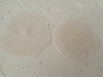 step4: 先壓在桿成外薄內厚的餃子皮