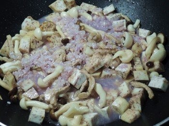 step6: 再將紫色米與水一起下鍋拌炒，之後調味