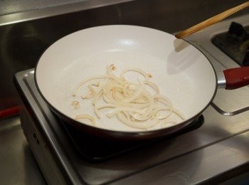 step2: 鍋子裡放入少許橄欖油下洋蔥爆香，同時把豬排先下鍋炸