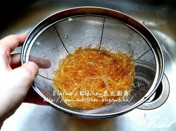 step16: 素翅放入大室內加入熱水浸3分鐘再瀝乾水份