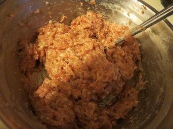 step1: 肉碎加入調味料，生抽、白砂糖、五香粉、紅麴粉、薑汁、麻油、白胡椒粉，蚝油、拌勻，讓肉醬充份入味