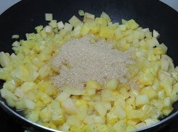 step2: 煮開後加入糖與香草酒，熬約30分鐘後，再加入玉米粉拌勻