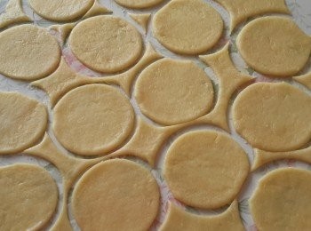 step5: 拿出一份小麵糰，擀成薄片，印出圓形麵皮。用濕布蓋著其餘的麵糰