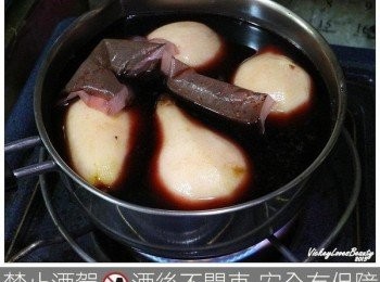 step4: 再將巳削好外皮的西洋梨放入紅酒香料中開始以小火的方式燉煮。 另外了保留西洋梨的外觀，所以建議整顆熬煮即可，不用對切，不然很容易因為長時間熬煮而容易有軟爛的情形，而影響口感。