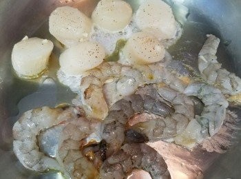 step2: 落油，先煎香帶子及蝦 （無需要熟晒，略帶金黄）