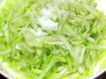 step3: 以半茶匙食鹽殺青脫水。
脫水後不需清洗, 這鹽量比例是剛好不會鹹。