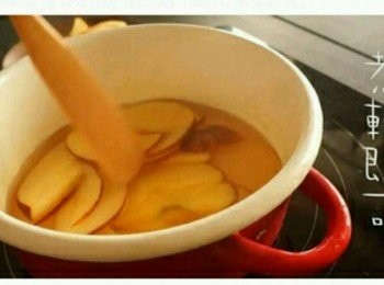step4: 再把切好的蘋果片放入鍋中，煮軟即可撈出。