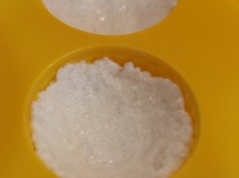 step3: Silicon 塗上薄油，先放第一層西米蒸10分鐘