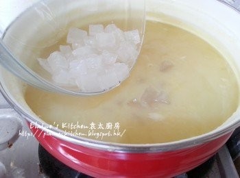 step9: 綠豆爽煮10分鐘後試味 , 唔夠甜可再落冰糖調味 , 熄火後加入清心丸拌勻