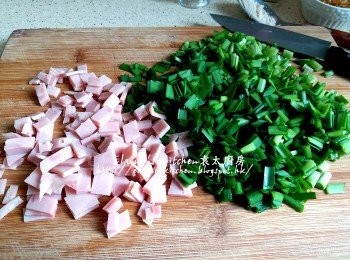 step3: 韮菜切碎 , 火腿切細片 , 韭菜用水沖洗乾淨及瀝乾