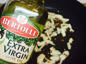 step2: 蒜頭切薄片，黑橄欖切厚片。燒熱鑊放橄欖油，放蒜片及紅辣椒乾以中火爆香至蒜片呈微金黄色。