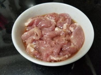 step4: 用雞粉，麻油，糖，生粉，黃酒醃入味 15至20分鐘