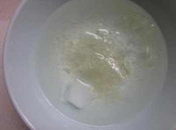 step1: 吉利丁3.5片剪片放入冰水中泡軟