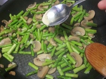 step8: 加半茶匙素雞炒至乾身,盛起待用