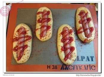 step7: 塗上蛋液, 唧上茄汁及灑上少許紅椒粉。