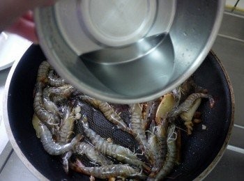 step4: 下少的水與米酒(中火)