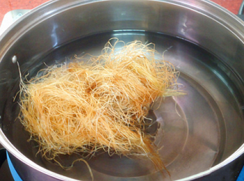 step2: 準備個鍋，倒入清水，加粟米須煮開（如果喝的人數和分量不是很多，用家裡的電熱水壺煮就可以了）