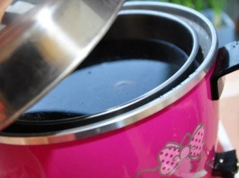 step3: 請出我的大Q寶大同電鍋，外鍋水約3量杯，燉煮至電源跳起即可