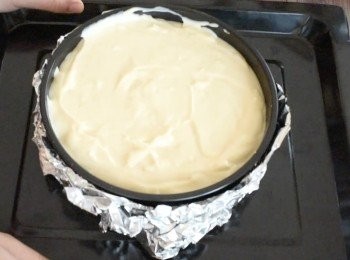 step6: 將蛋糕糊倒入模具，放入已預熱160度C焗爐，焗約1個小時10分鐘， 然後打開一半焗爐門（約30-40分鐘），這可減少因急速轉變溫度而引致有裂紋出現