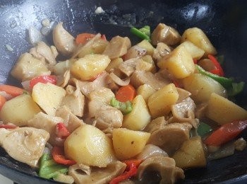 step8: 加入3湯匙低脂忌廉，煮滾後轉小火煮至<span class="group_2">醬汁</span>稍稠即可。