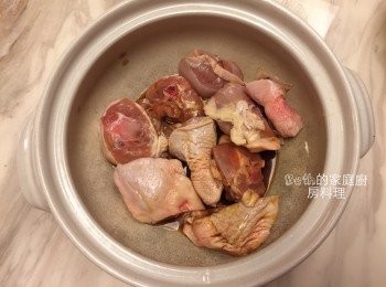 step1: 雞肉以一大匙花雕酒、醬油醃10分鐘