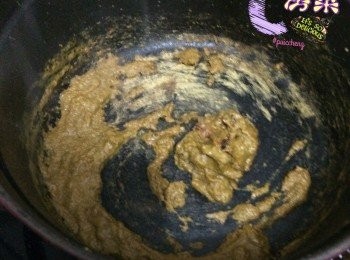 step2: 將STUAB 用小火預熱, 將岩岩留起既雞皮放落煲煎至出油, 加青咖哩醬炒香