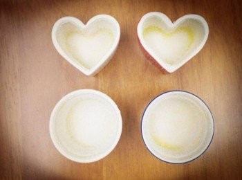 step1: 先將烤碗底部及四周抹上融化奶油後沾滿砂糖，多餘的砂糖把它輕拍出來放入冰箱冷藏備用。