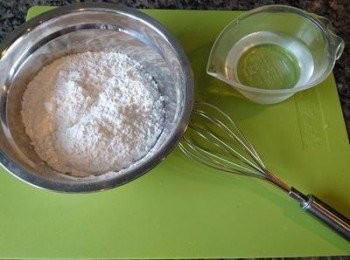 step3: 用150ml 水與粘米粉拌匀至完全沒有粉粒狀